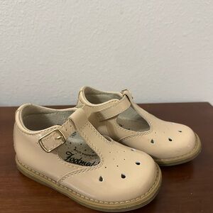 FootMates T-Strap Dress Shoes in Cream